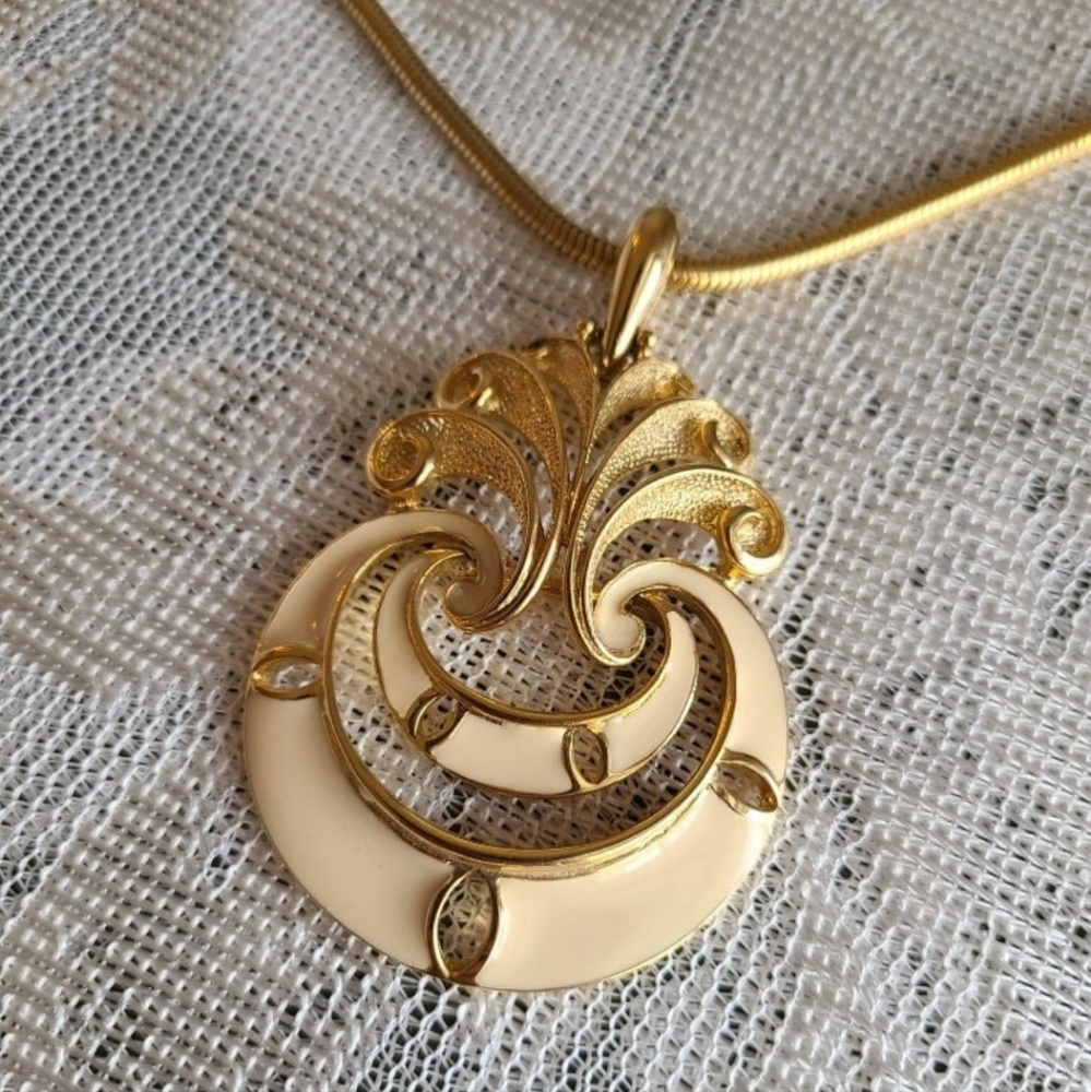 Vintage Retro J. Jay Gold Tone Pendant Necklace